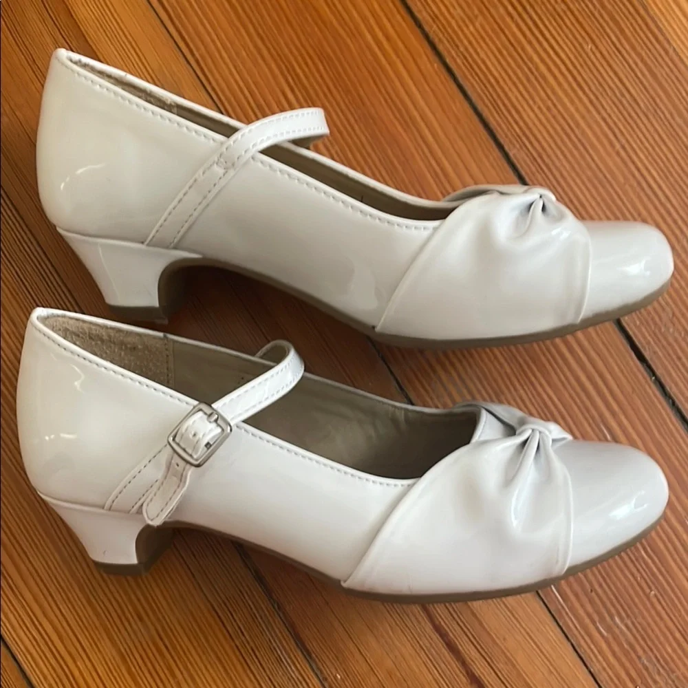 EUC Size 1 The Children's Place White Kids' Shoes with Bow